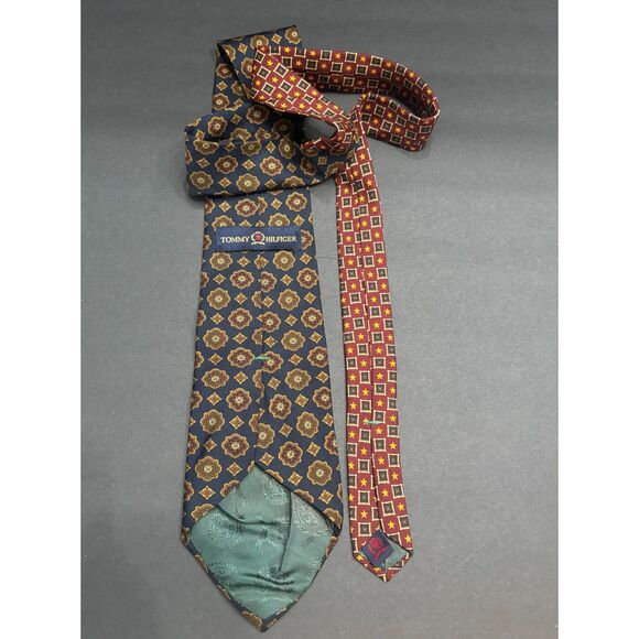 Tommy Hilfiger Silk Tie – Navy Medallion Pattern ⎯ Italian Print, Made in USA - Picture 2 of 4